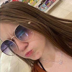 Meet your Posher, Alivia